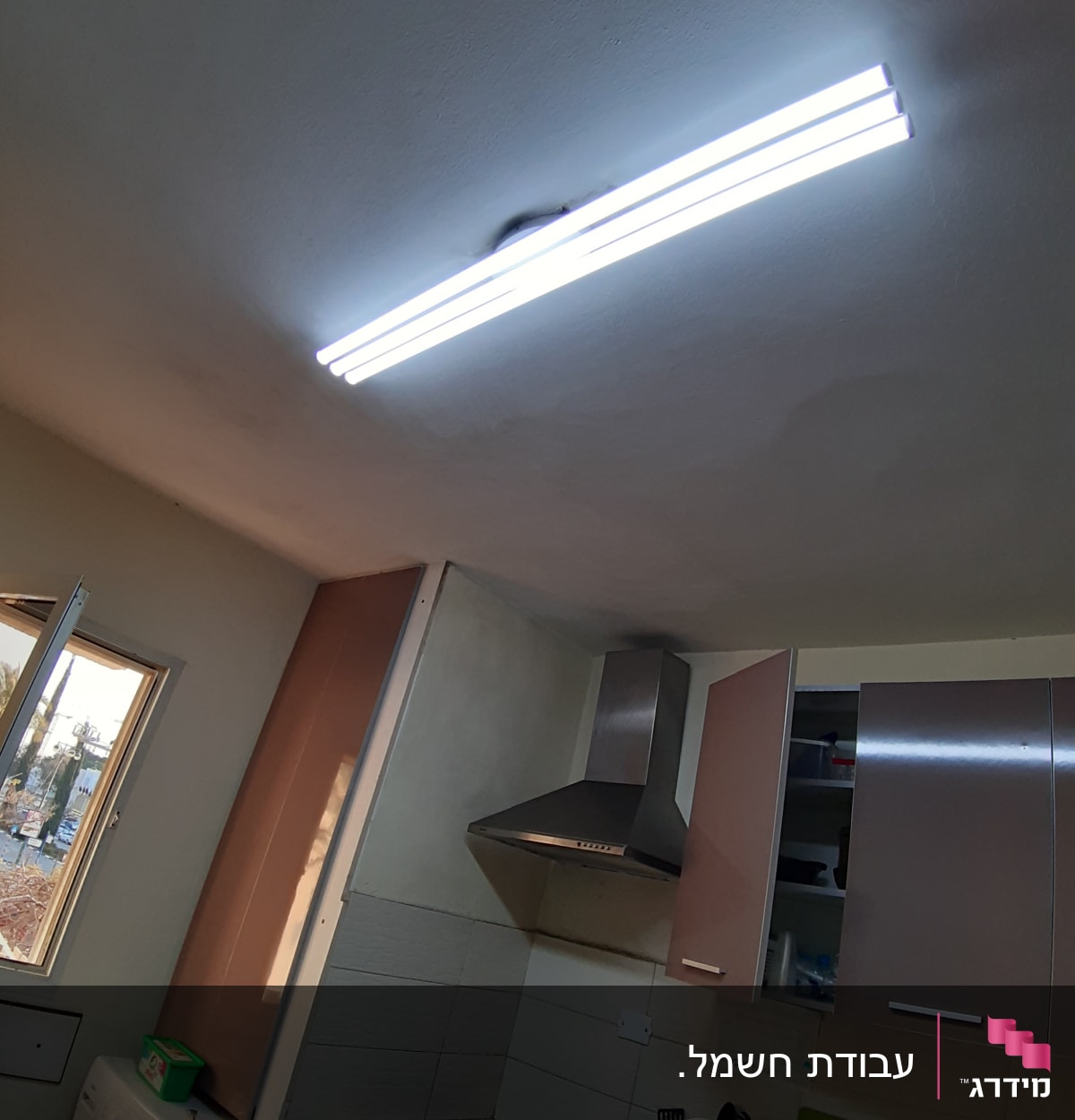 תאורת פלורסנט מותקנת בתקרה במטבח